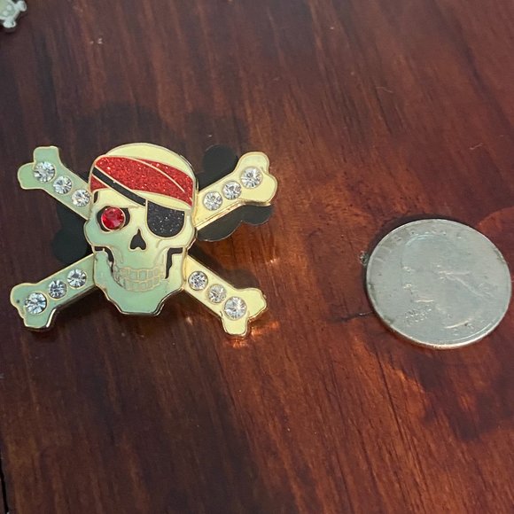 2007 Pirates of the Caribbean Gem Skull and Bones Disney Parks Pin - Picture 2 of 4